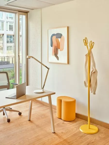 desk_ogim_174_beige_matte_ral0807005_seating_pouf_mix_gr62016_coat_stand_ral0807060_1